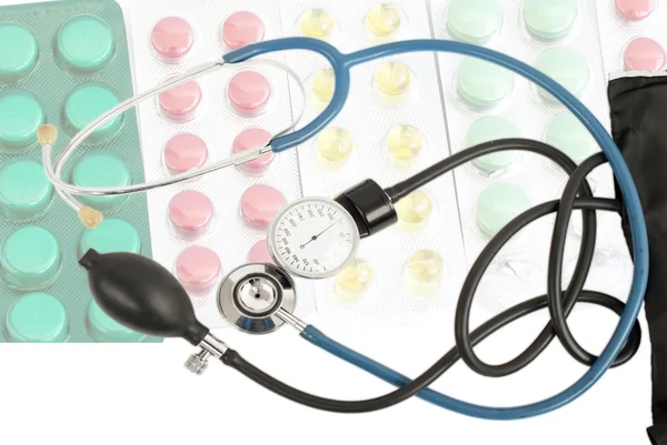 Blå stetoskop mot bakgrund av olika tabletter — Stockfoto