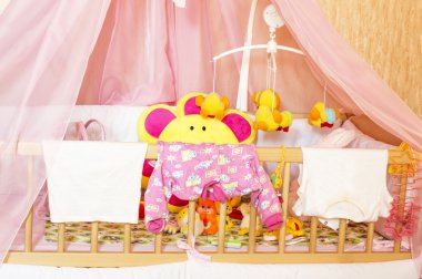 Farklı çocuk giyim ve oyuncak karyolası 