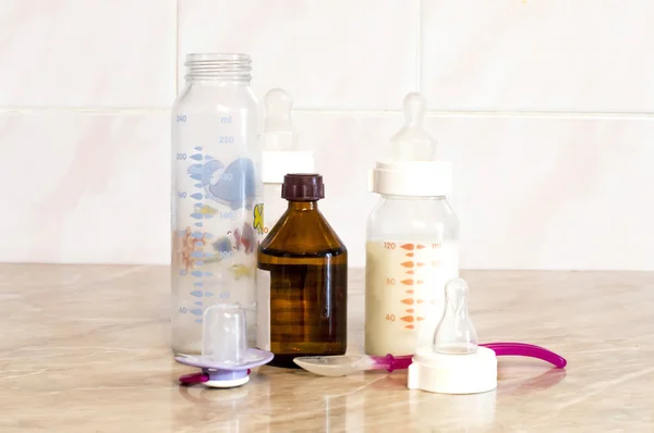 授乳のための混合物と別のガラス瓶 — ストック写真
