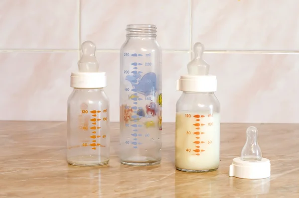 Bebek beslenme için karışımı ile farklı cam şişe 
