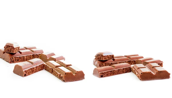 Stukken van Tegel poreuze melkchocolade — Stockfoto