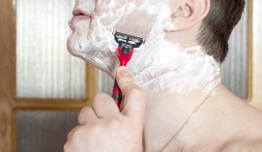 Yüzü bir ustura ile tıraş işlemi 