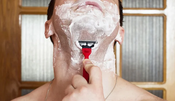 Le processus de rasage du visage avec un rasoir — Photo