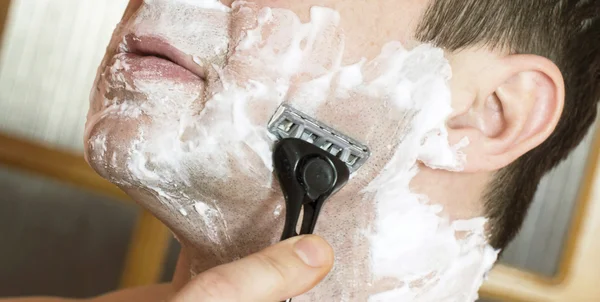 Процес гоління обличчя за допомогою бритви — стокове фото