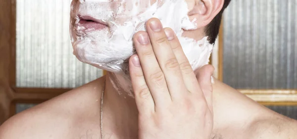 Процес нанесення піни для гоління на обличчя — стокове фото