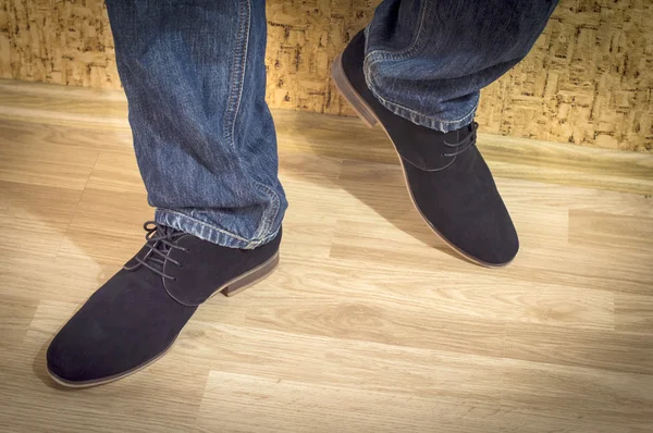 Презентация новых моделей мужской замшевой обуви — стоковое фото