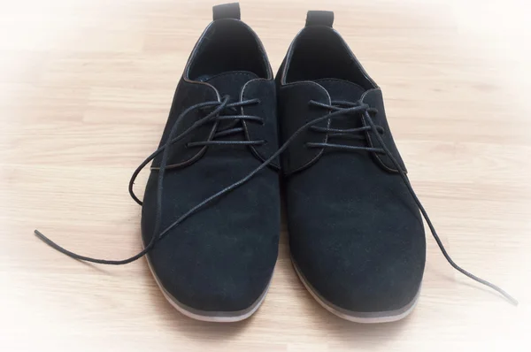 Черные замшевые туфли со шнурками — стоковое фото