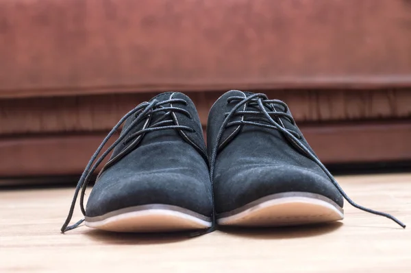 Zapatos de gamuza negro con cordones —  Fotos de Stock