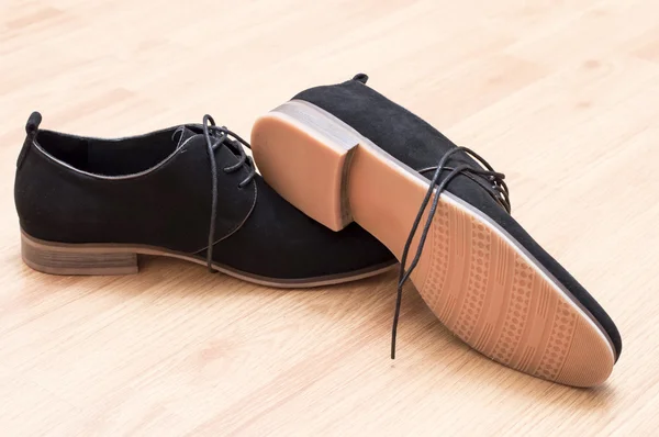 Siyah süet ayakkabı bağcıklarımı ile 