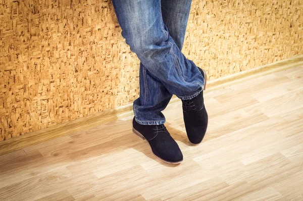 PRÉSENTATION DE nouveaux modèles de chaussures et jeans en daim pour hommes — Photo