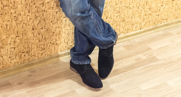 Új bőr cipő és a farmer, férfi modellek bemutatása — Stock Fotó