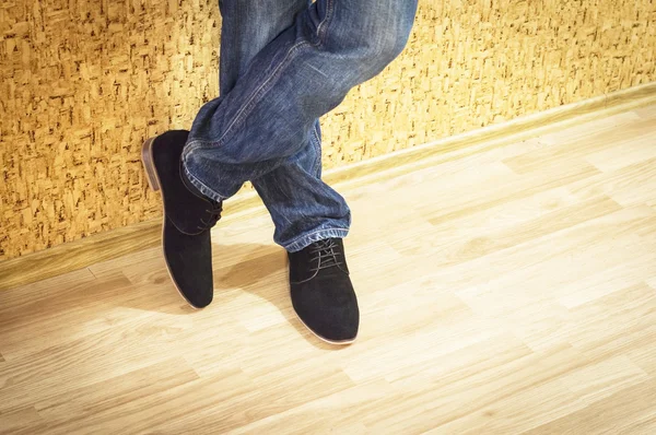 Презентация новых моделей мужской замшевой обуви и джинсов — стоковое фото