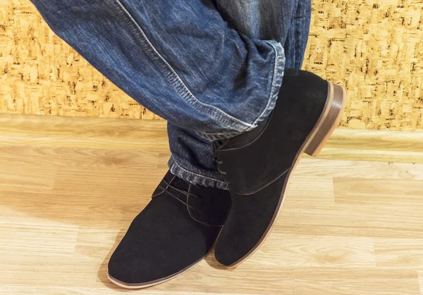 Presentación de nuevos modelos de zapatos de gamuza para hombre — Foto de Stock