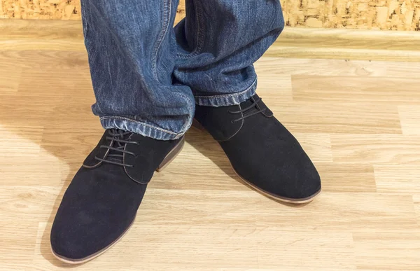Презентация новых моделей мужской замшевой обуви — стоковое фото