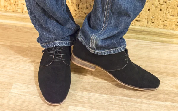 Presentación de nuevos modelos de zapatos de gamuza para hombre — Foto de Stock