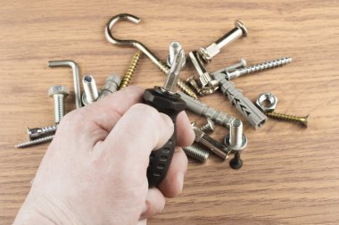 Vario arka plan üzerinde ustanın elinde tornavida