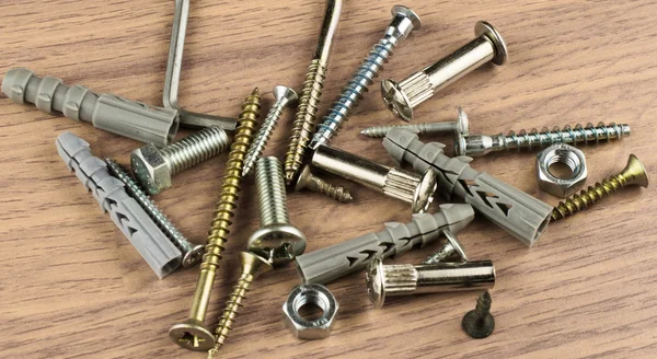 Çeşitli cıvata ve dübeller montaj için 