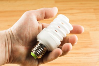 Elinde ışıklı ampul 