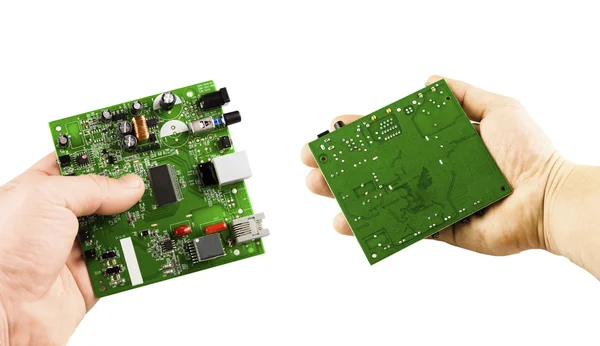 Microcircuito elettronico nelle mani di angoli diversi — Foto Stock
