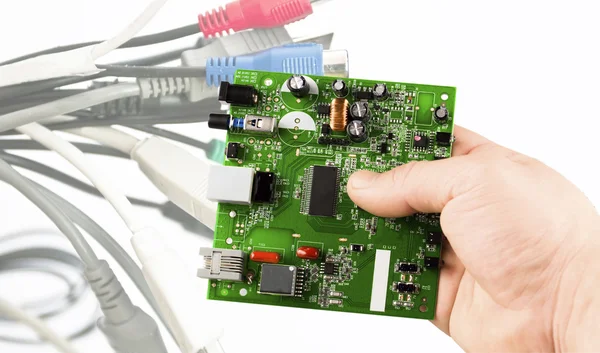 Il microcircuito elettronico in mano — Foto Stock