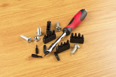 Tornavida ile püskürtme uçlarını ve cıvata ile farklı