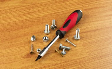 Tornavida ile püskürtme uçlarını ve cıvata ile farklı