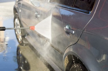 Araba yıkama işlemi 