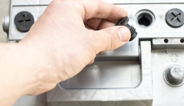 Araba pil kontrol işlemi