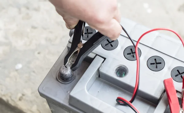 Der Prozess des Anschlusses des Ladegeräts an die Fahrzeugbatterie — Stockfoto