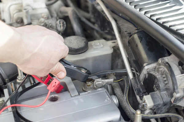 Il processo di collegamento del caricabatterie alla batteria del veicolo — Foto Stock