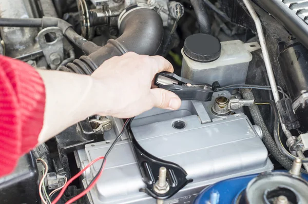 şarj cihazına bağlanma işlemi araç pil