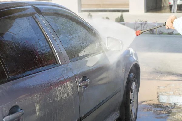 Proces mycia wodą pod wysokim ciśnieniem samochodów — Zdjęcie stockowe