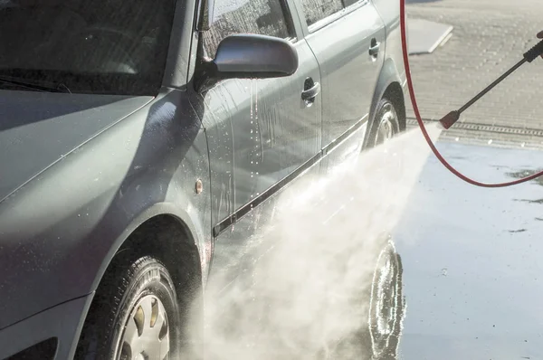 Le processus de lavage de la voiture — Photo