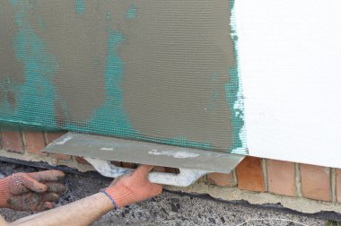  bir spatula kullanarak duvar macun uygulama