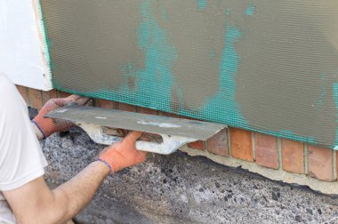  bir spatula kullanarak duvar macun uygulama