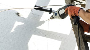 Beyaz strafor delik Delme işlemi