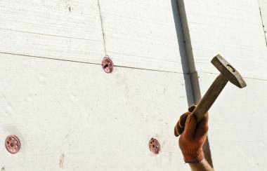 Bir metal çekiç kullanarak çivileme işlemi