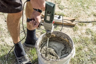 Çimento çözüm elektrikli matkaplar kullanarak karıştırma