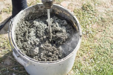 Çimento çözüm elektrikli matkaplar kullanarak karıştırma