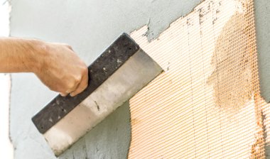 Bir spatula ile sıvalı duvarlar