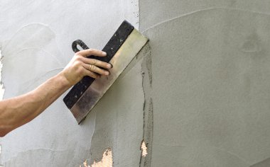 Bir spatula ile sıvalı duvarlar
