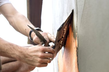 Bir spatula ile sıvalı duvarlar