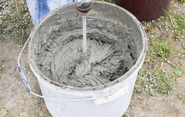 Çimento çözüm elektrikli matkaplar kullanarak karıştırma