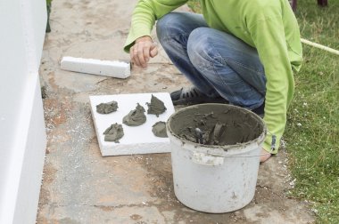 Strafor yapıştırıcı koyarak