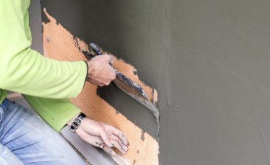 Büyük bir spatula ile sıvalı duvarlar