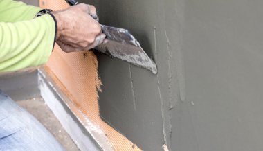Büyük bir spatula ile sıvalı duvarlar