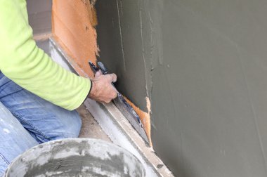 Büyük bir spatula ile sıvalı duvarlar