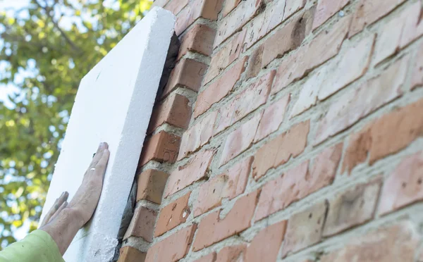 Casa aislante con espuma plástica — Foto de Stock