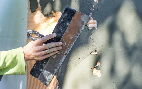 O processo de paredes de vidraceiro com espuma de plástico — Fotografia de Stock