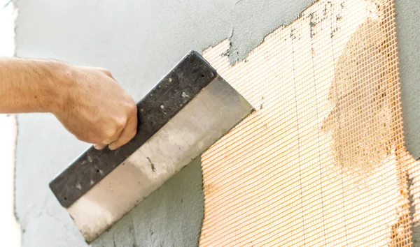 Bir spatula ile sıvalı duvarlar